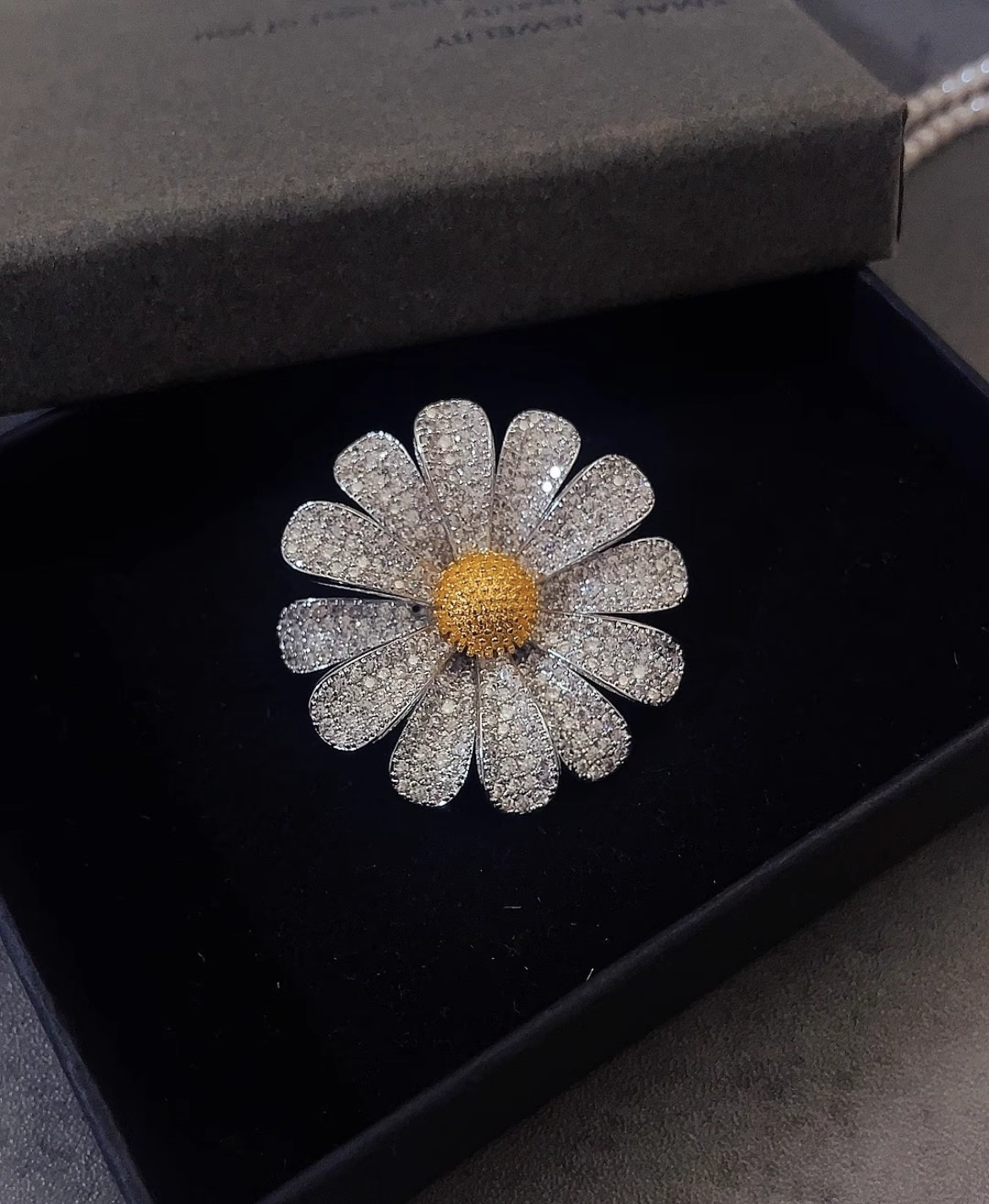 Small Daisy Brooch- G-Dragon Inspired Lapel Pin