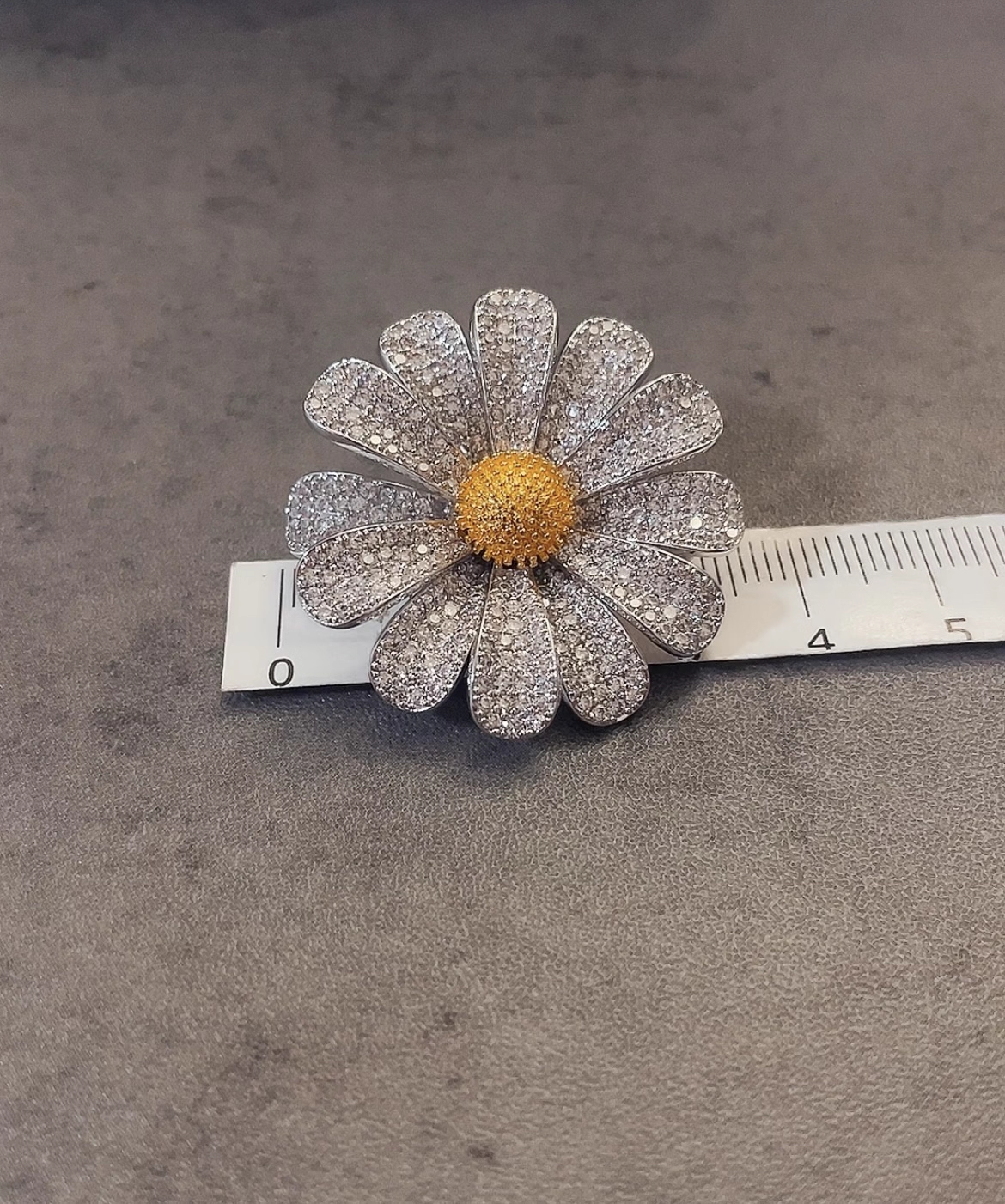 Small Daisy Brooch- G-Dragon Inspired Lapel Pin