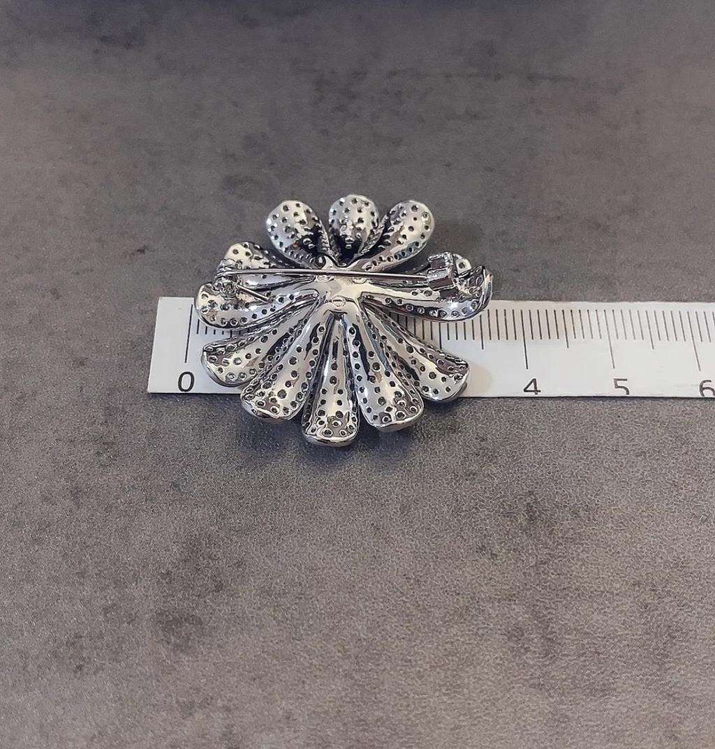 Small Daisy Brooch- G-Dragon Inspired Lapel Pin
