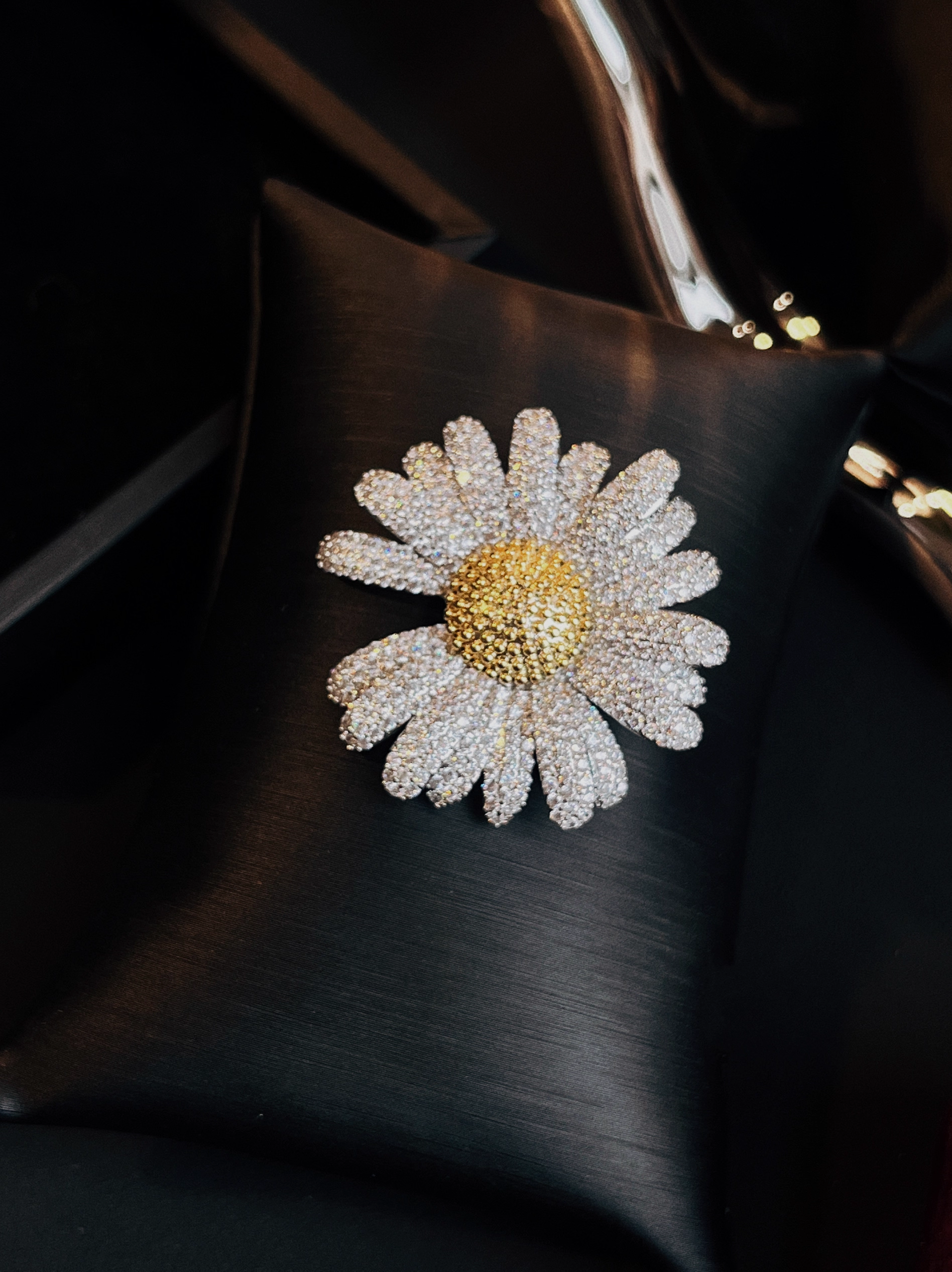 Small White Daisy Brooch (3.4cm) - G-Dragon Inspired Accessory