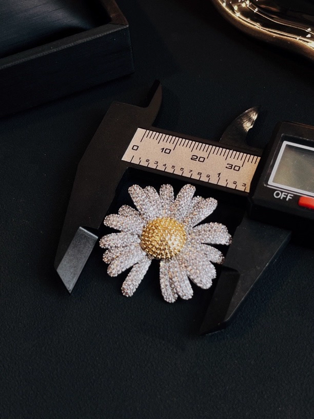 Small White Daisy Brooch (3.4cm) - G-Dragon Inspired Accessory