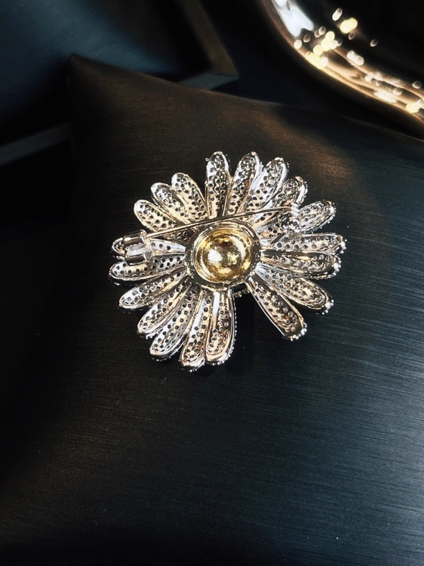Small White Daisy Brooch (3.4cm) - G-Dragon Inspired Accessory