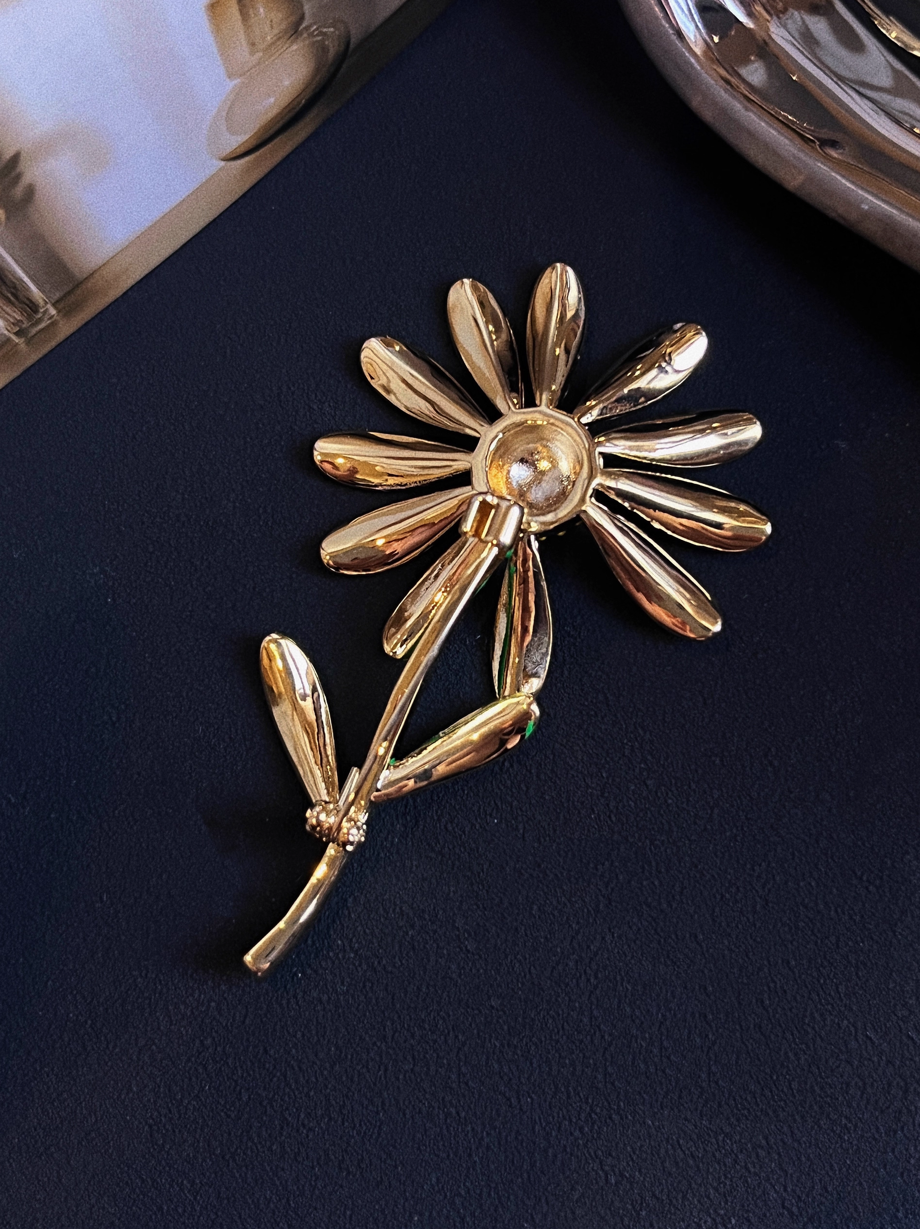 Smooth Finish Daisy Brooch - G-Dragon Inspired Minimalist Pin