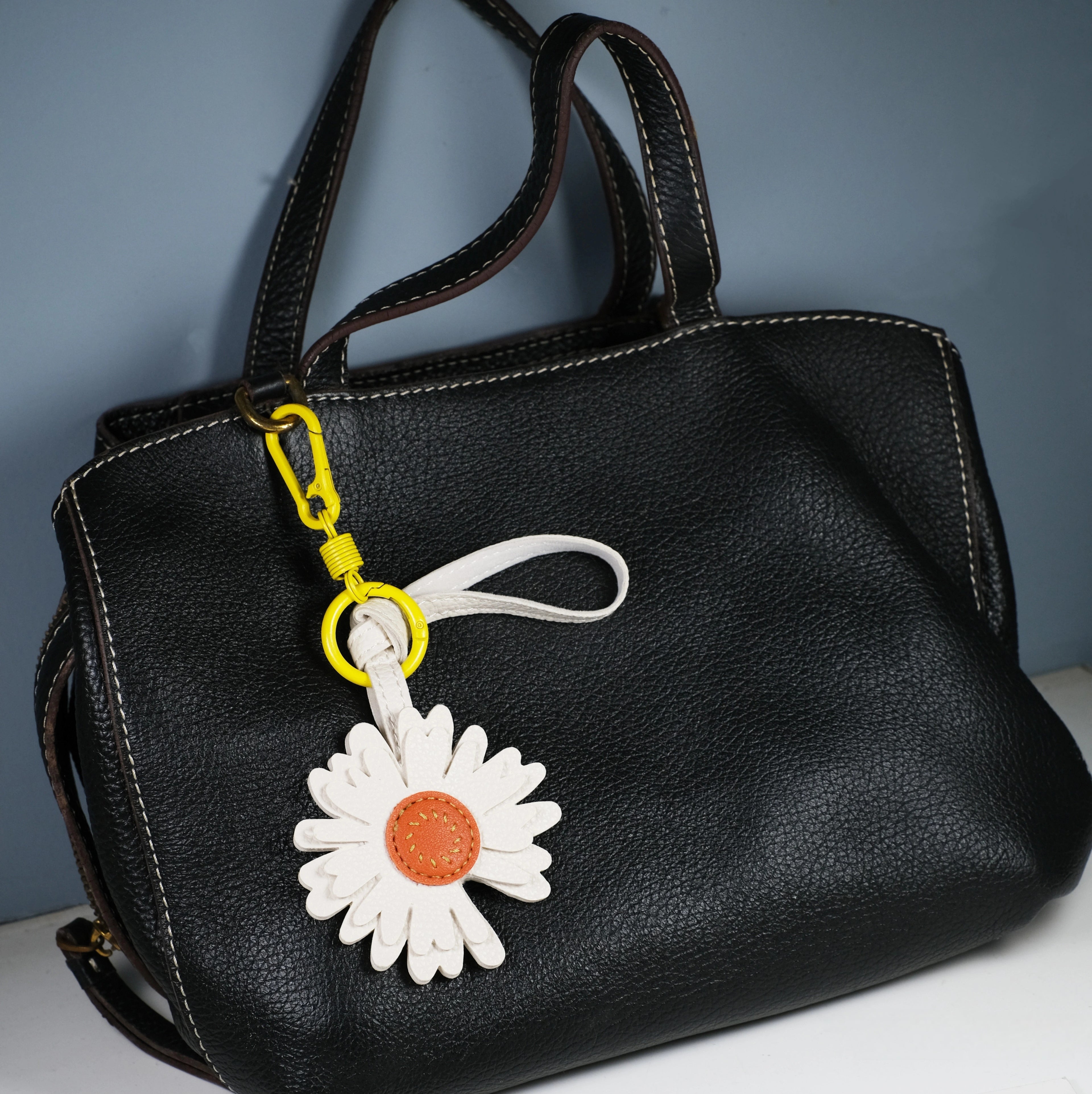 White Daisy Leather Keychain - G-Dragon Inspired Bag Charm
