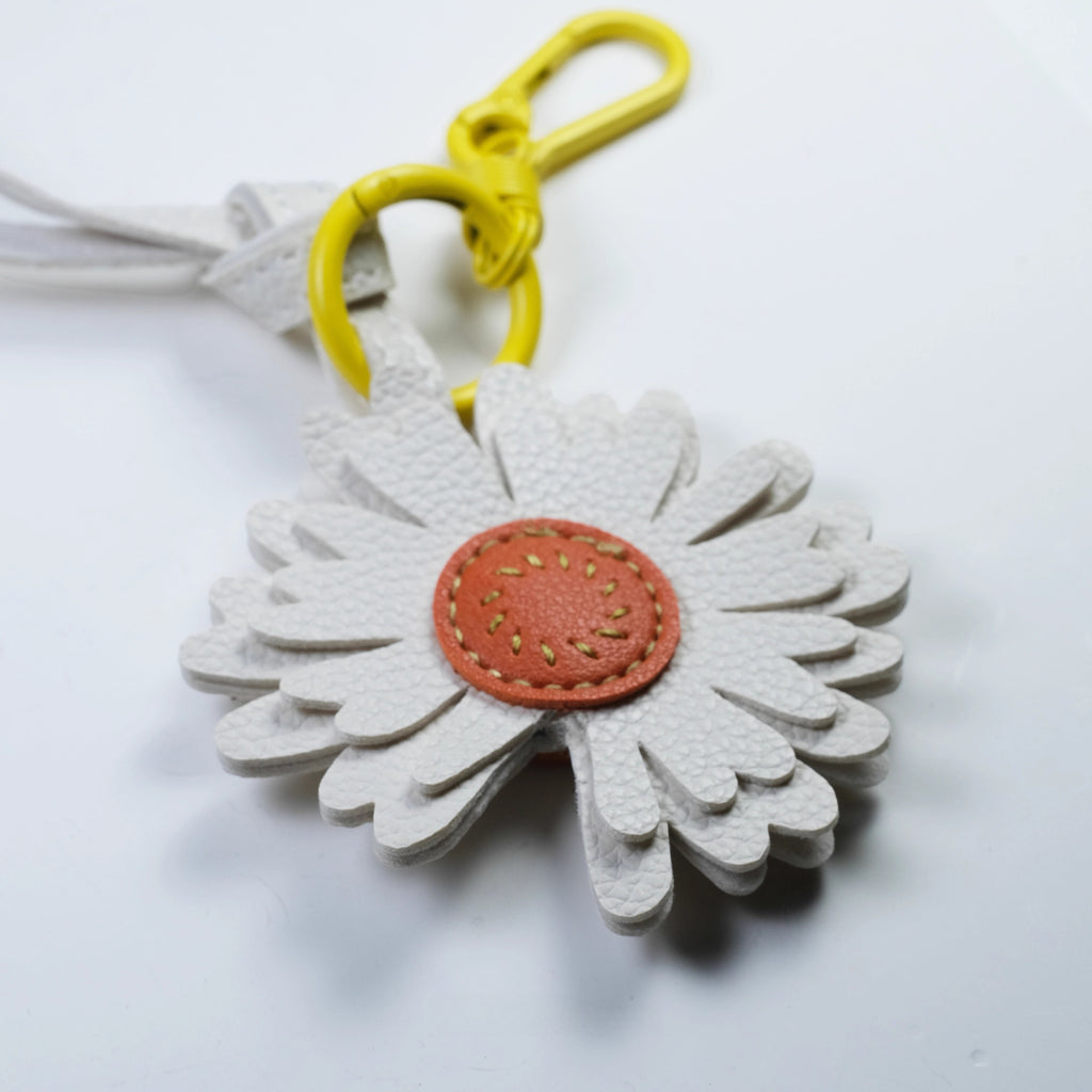 White Daisy Leather Keychain - G-Dragon Inspired Bag Charm