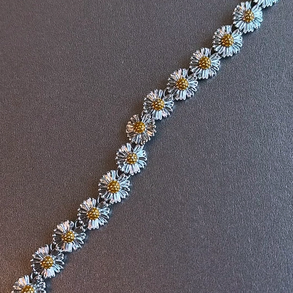 Daisy Magnetic Clasp Bracelet - G-Dragon Inspired Flower Jewelry