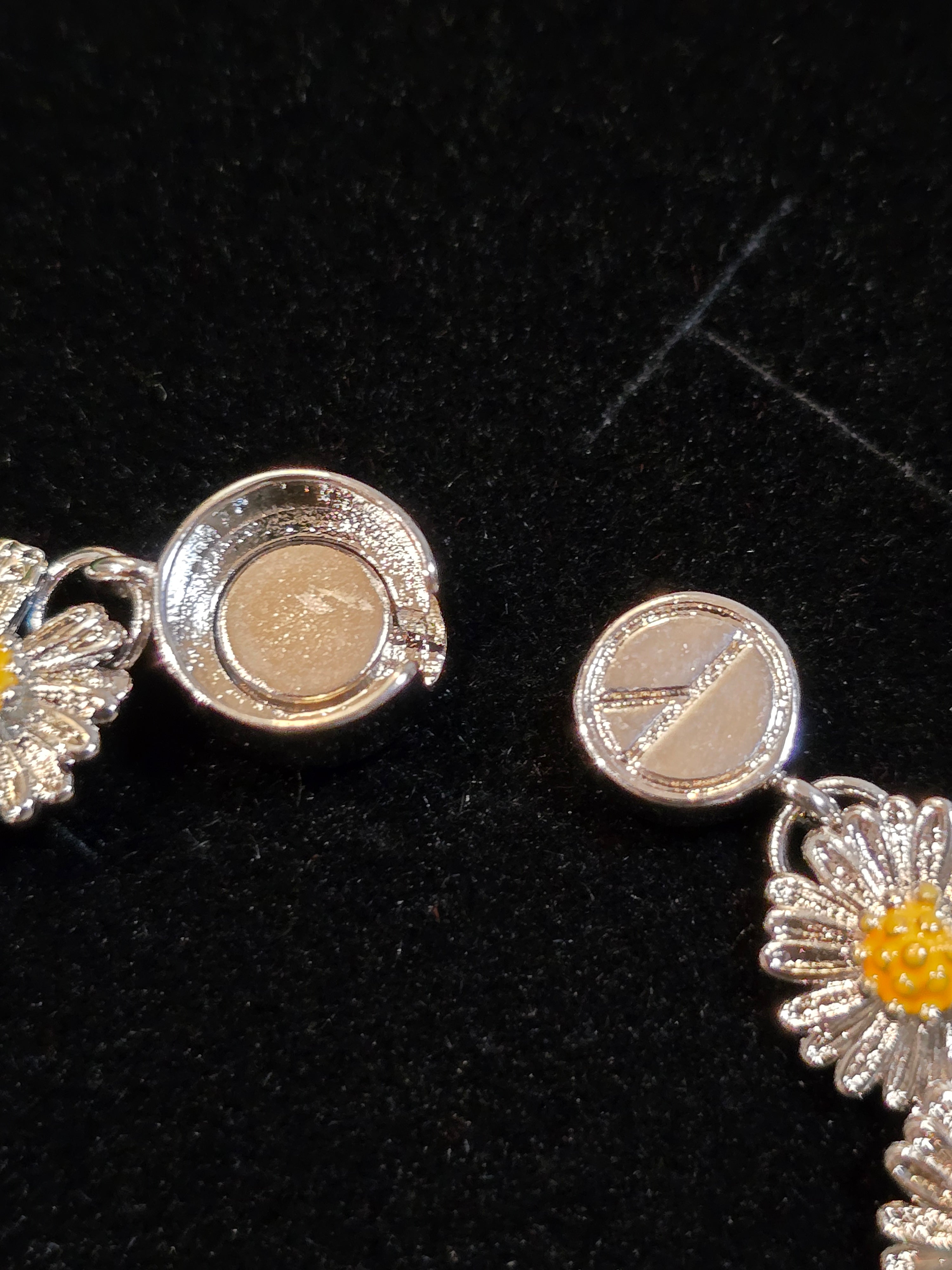 Daisy Magnetic Clasp Bracelet - G-Dragon Inspired Flower Jewelry