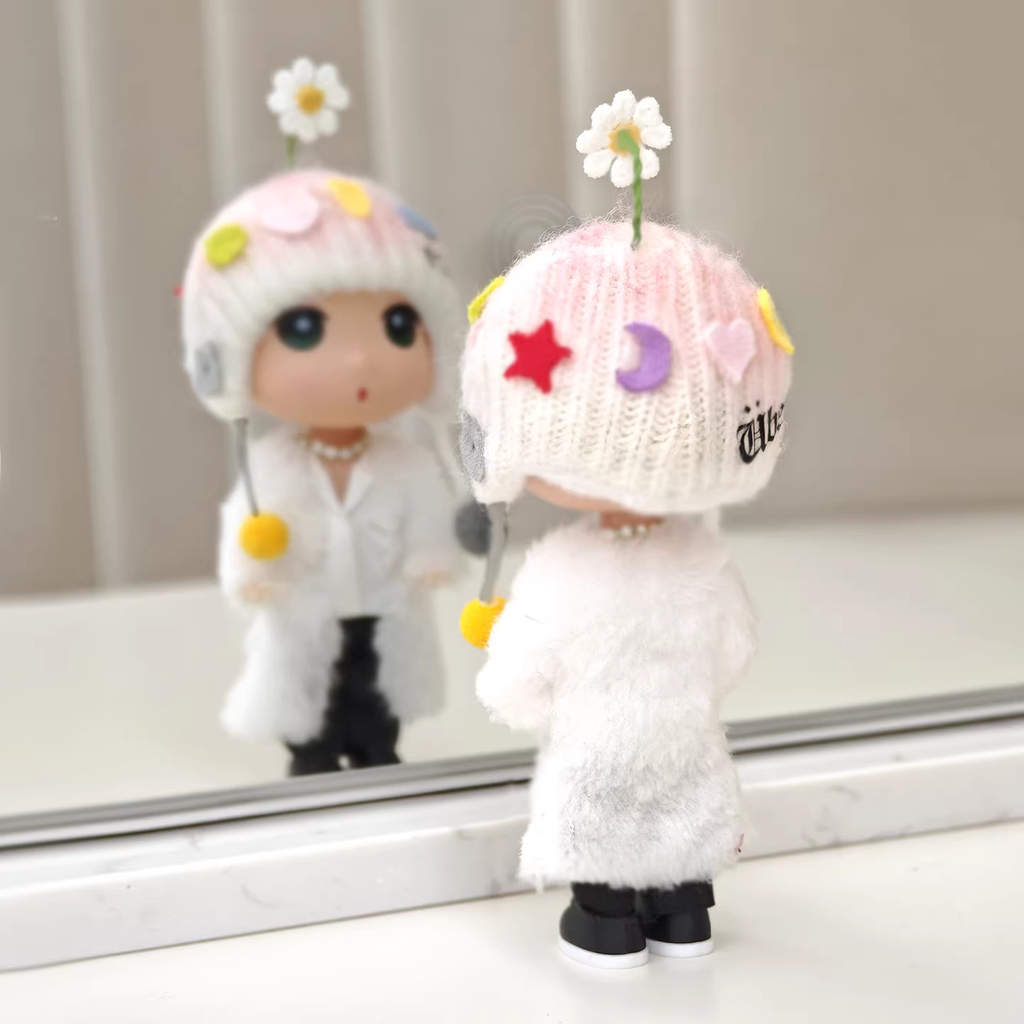 G-Dragon BigBang White Wool Hat K-pop Merchandise Figure & Keychain - Concert Inspired