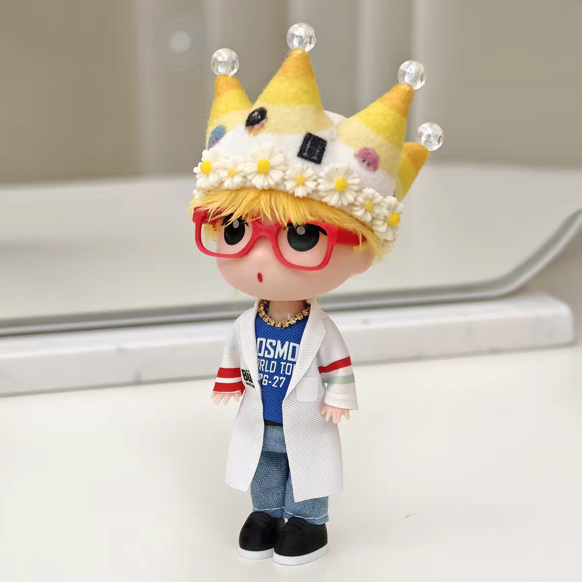 G-Dragon BigBang "COSMOS World Tour" Paris Edition Fan-Gifted Yellow Crown K-pop Merchandise Figure & Keychain