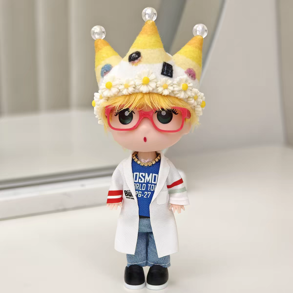 G-Dragon BigBang "COSMOS World Tour" Paris Edition Fan-Gifted Yellow Crown K-pop Merchandise Figure & Keychain