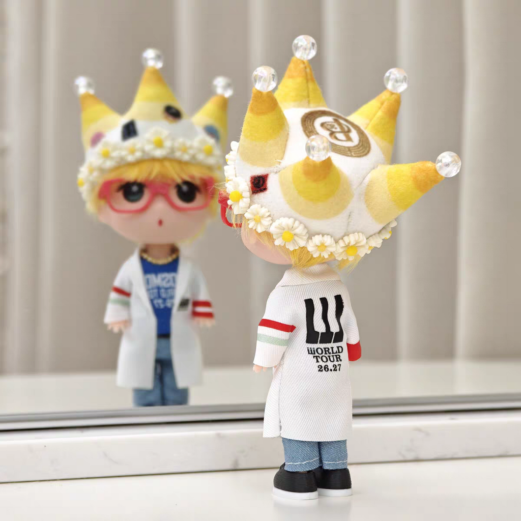 G-Dragon BigBang "COSMOS World Tour" Paris Edition Fan-Gifted Yellow Crown K-pop Merchandise Figure & Keychain
